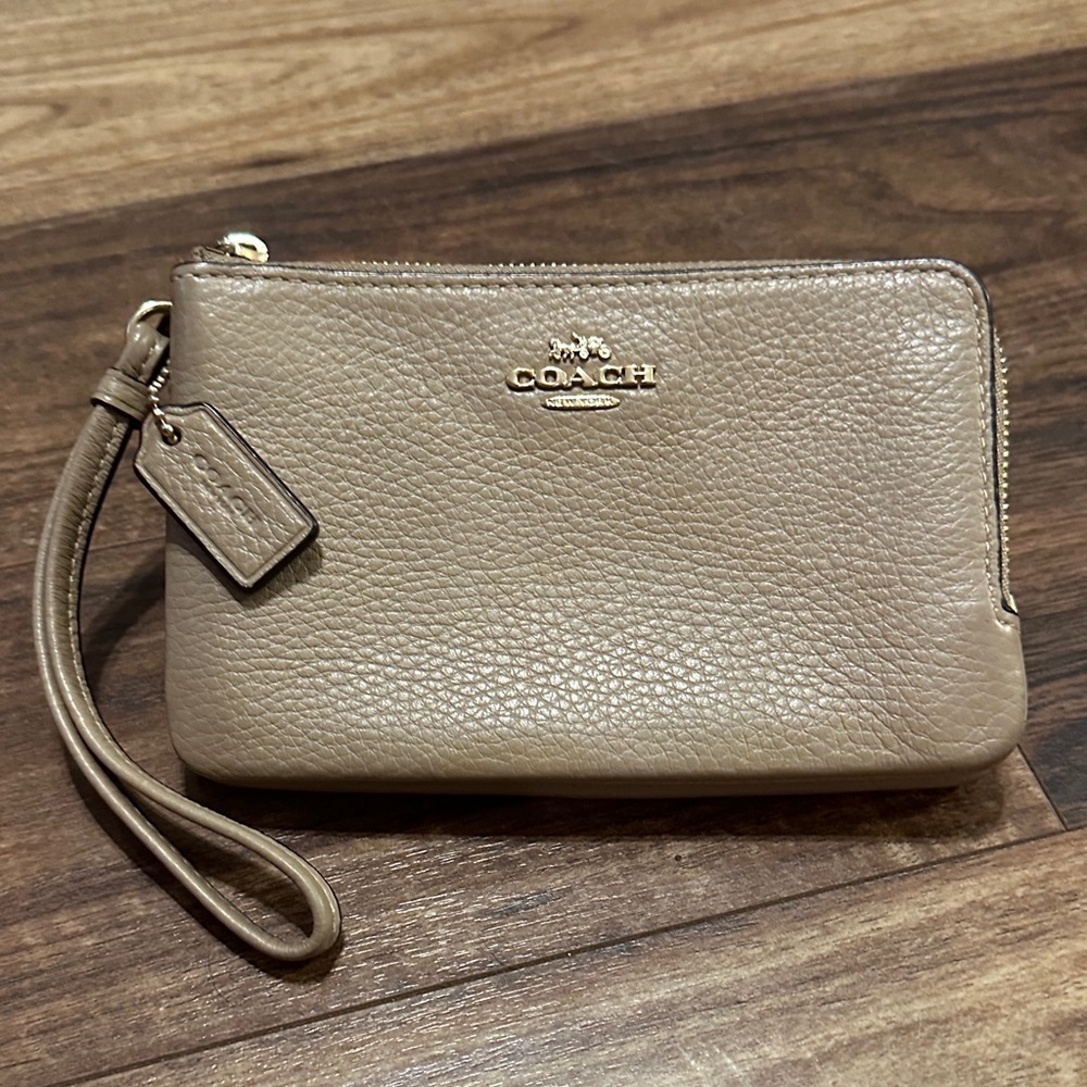 NWOT- Coach Taupe Leather Wristlet